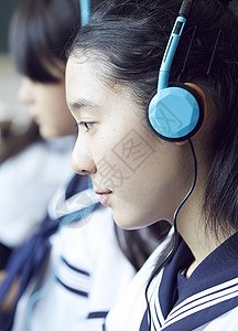 带耳机的女学生图片