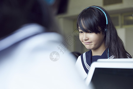 上电脑课的女学生图片