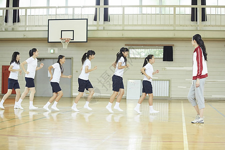 上体育课的女学生图片