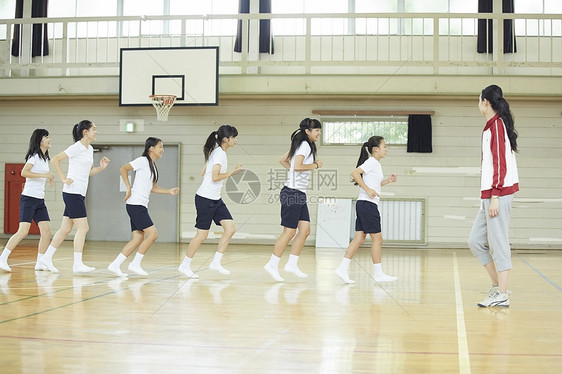 上体育课的女学生图片