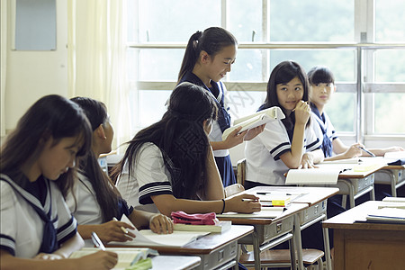 上课发言的女学生图片