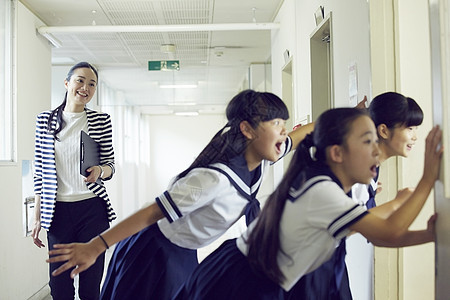 课间休息的女高中生形象图片