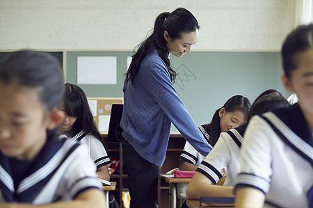 初中学生上课形象图片