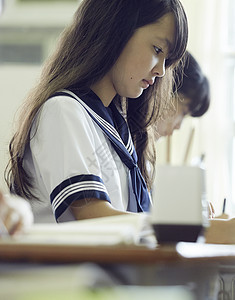 客厅上认真学习的初中女生图片