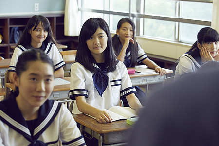 初中女生认真学习图片