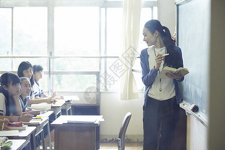 上课的初中学生形象高清图片