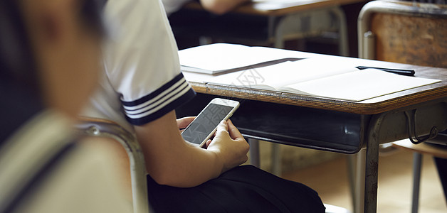 偷玩手机的初中学生图片