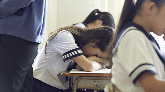 趴在课桌上睡觉的女学生图片