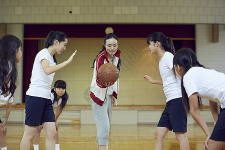 学生篮球运动图片