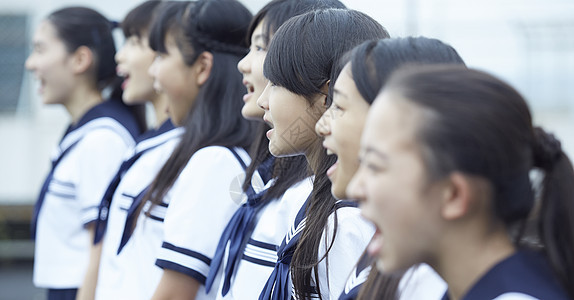 学校青少年初中生集体唱歌图片