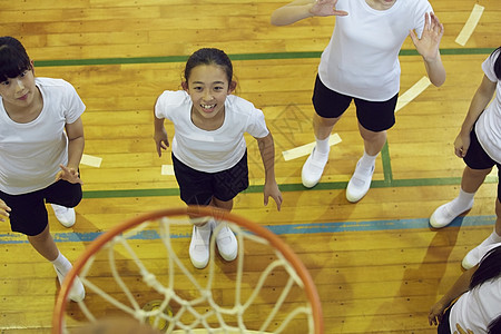 学校体育馆内女高中学生打篮球图片