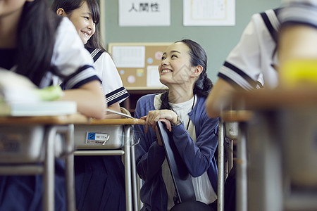 初中学校课堂给学生上课的教师图片