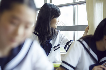 上课时看着窗外的女学生图片