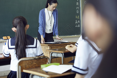 初中学校课堂给学生上课的教师图片