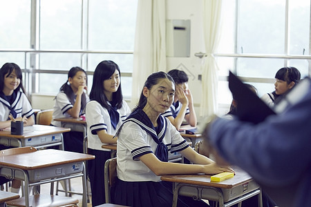 学校初中学生教室上课形象图片