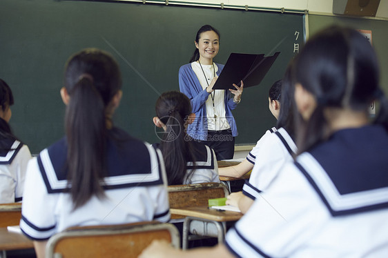 初中学校课堂给学生上课的教师图片