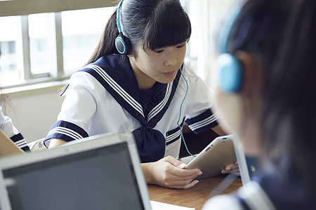 初中学生学习信息技术教育图片