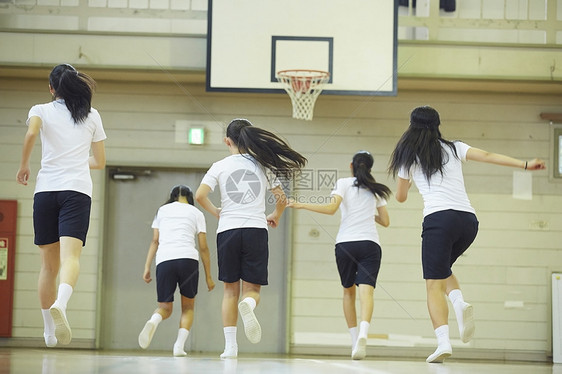 学校体育馆内女高中学生打篮球图片