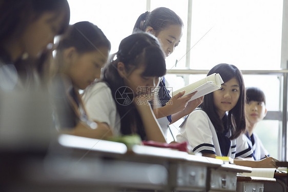 学校初中学生教室上课起立读书图片