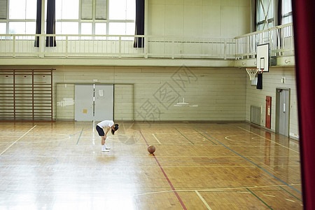 学校体育馆内女高中学生打篮球图片