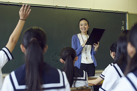 学校初中学生教室上课举手图片