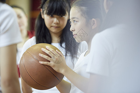 学校体育馆内女高中学生打篮球图片