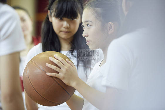 学校体育馆内女高中学生打篮球图片