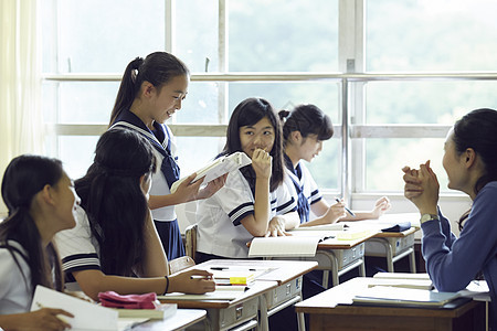 上课的女中学生和老师图片