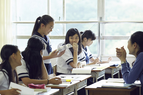 上课的女中学生和老师图片