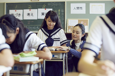 上课的女中学生和老师图片