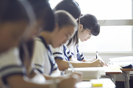 正在上课的女学生图片