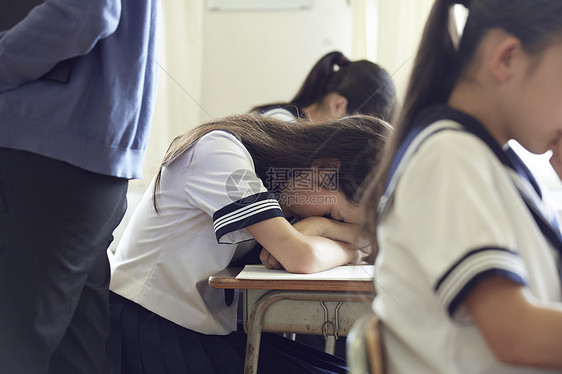 上课睡觉的女学生图片