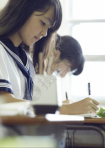 上课的女学生肖像图片