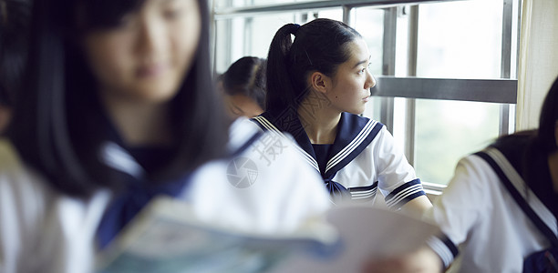 上课时看着窗外的女学生图片