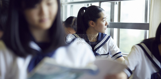 上课时看着窗外的女学生图片