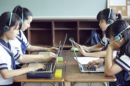 学习信息技术的女学生图片