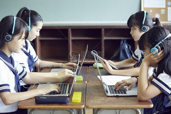 学习信息技术的女学生图片