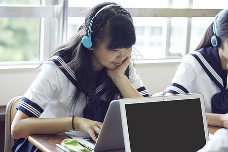 学习信息技术的女学生图片