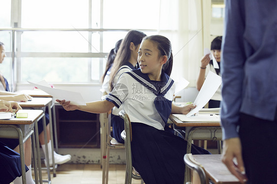 传阅试卷的女生图片