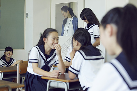 课间休息的女学生图片