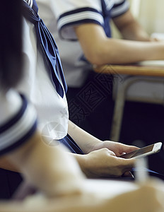 学生玩手机图片