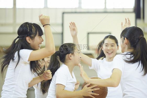 打篮球的初中女生图片