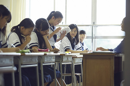 客厅学习的女初中生图片