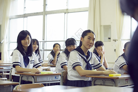 课堂上听课的女初中生图片