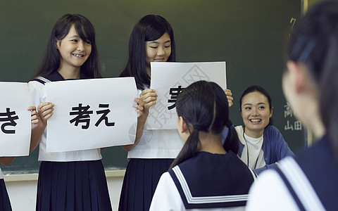 手拿考试卷的初中女生图片