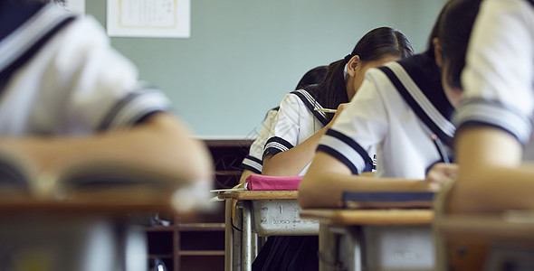 学习的初中生图片