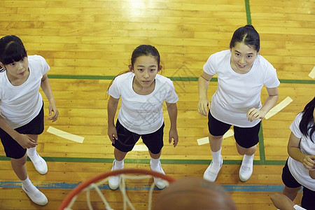 打篮球的中学女生图片
