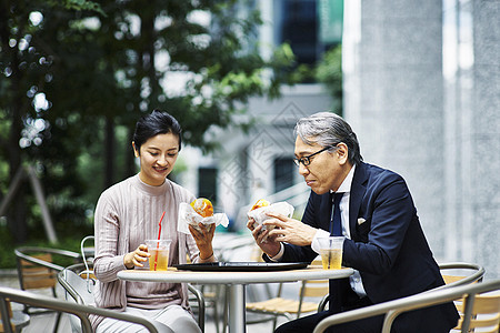 办公室城市公园享用午餐的商务人士图片