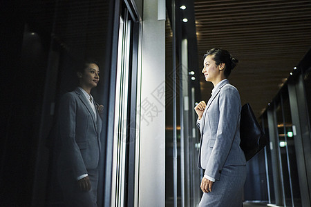 准备进电梯的职业女性图片