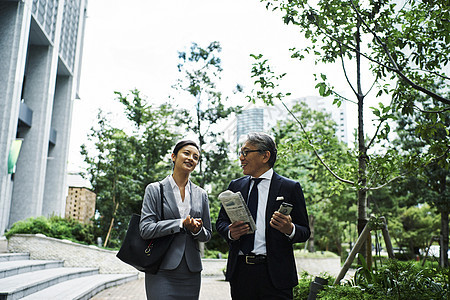 正在走路的商务人士图片